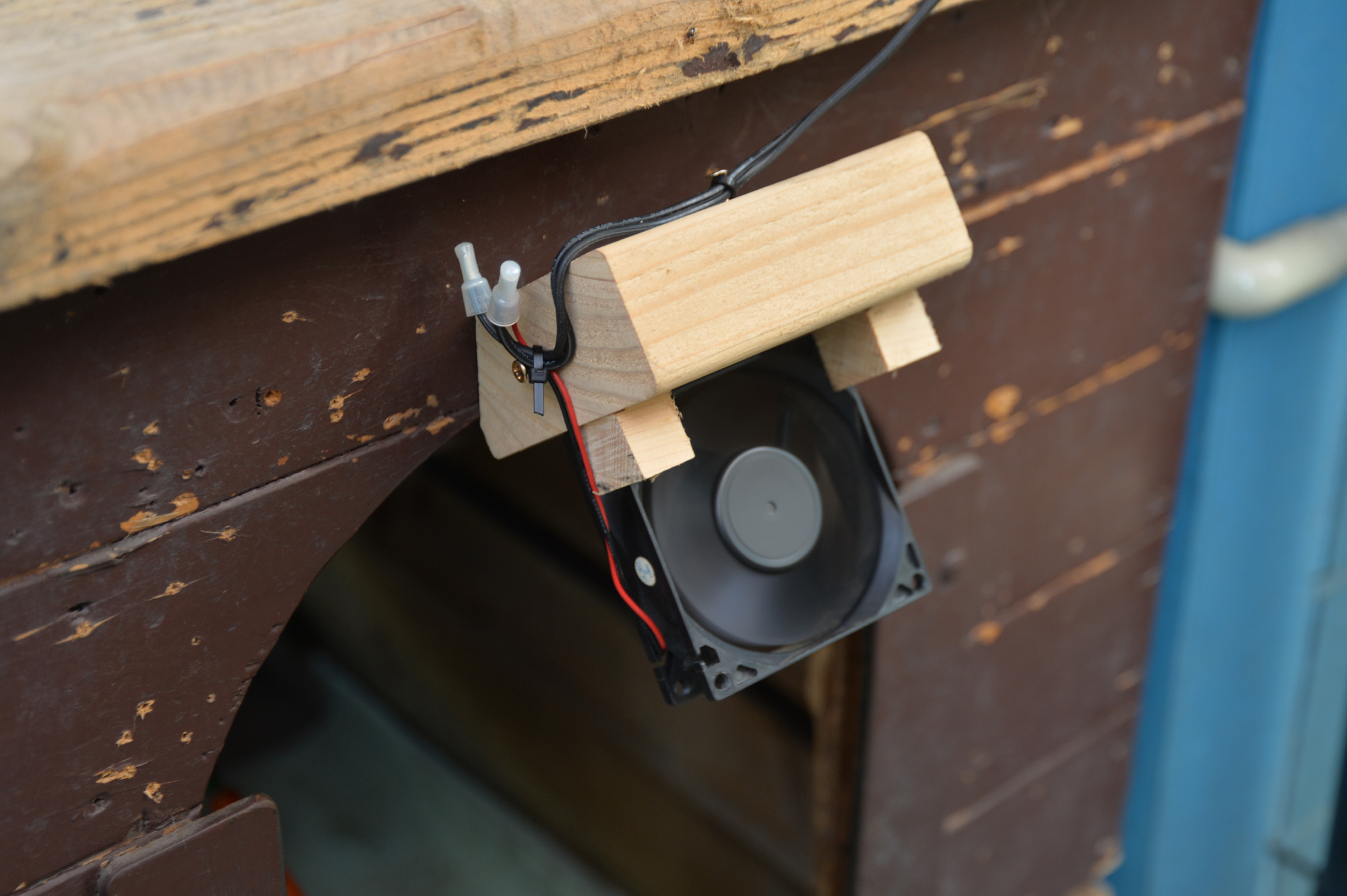 犬小屋に扇風機　DIY PCファン流用