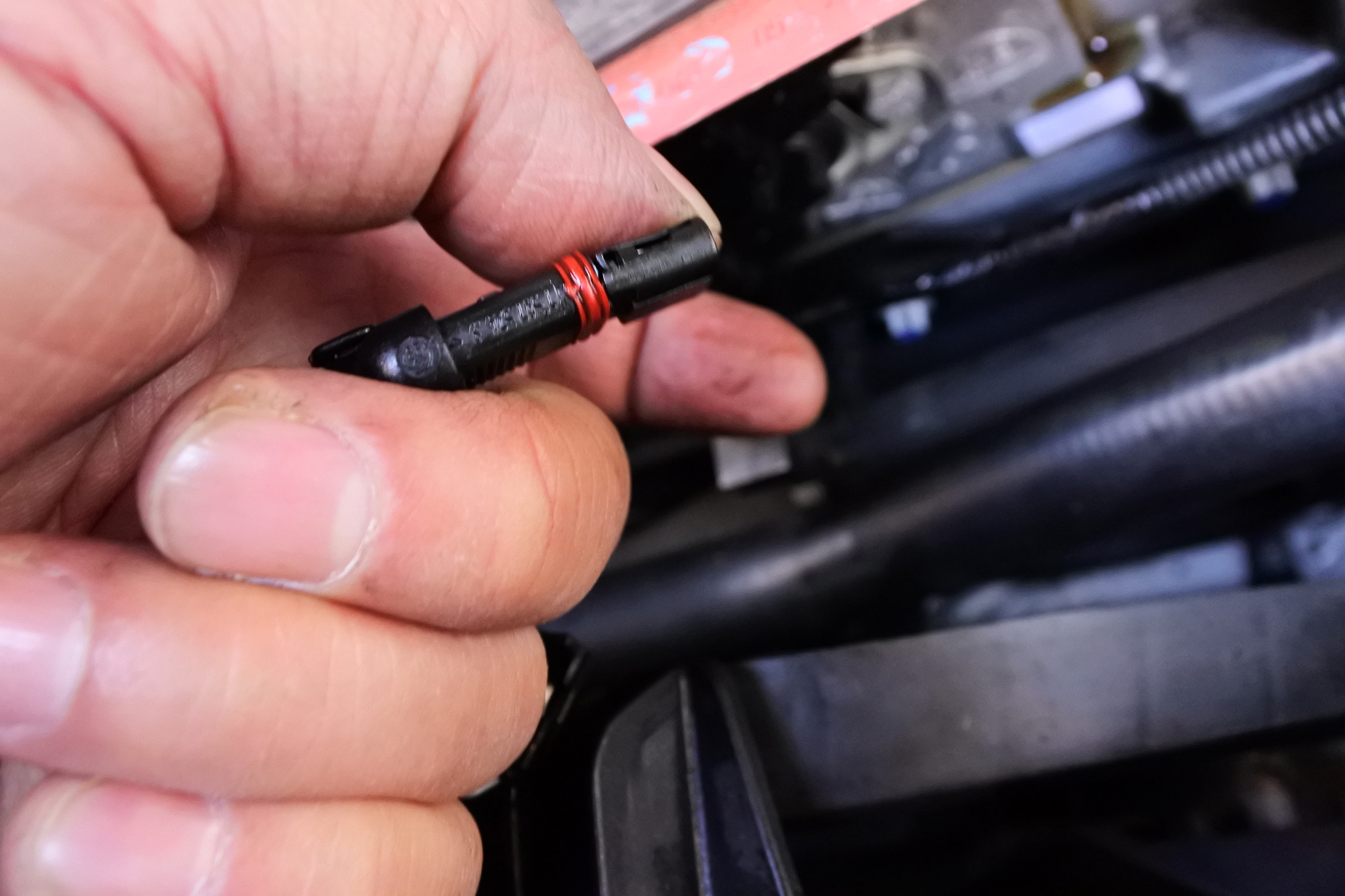エラー2A99　BMW 130i E87 N52 原因追及 カムポジジョンセンサーコネクター破損？