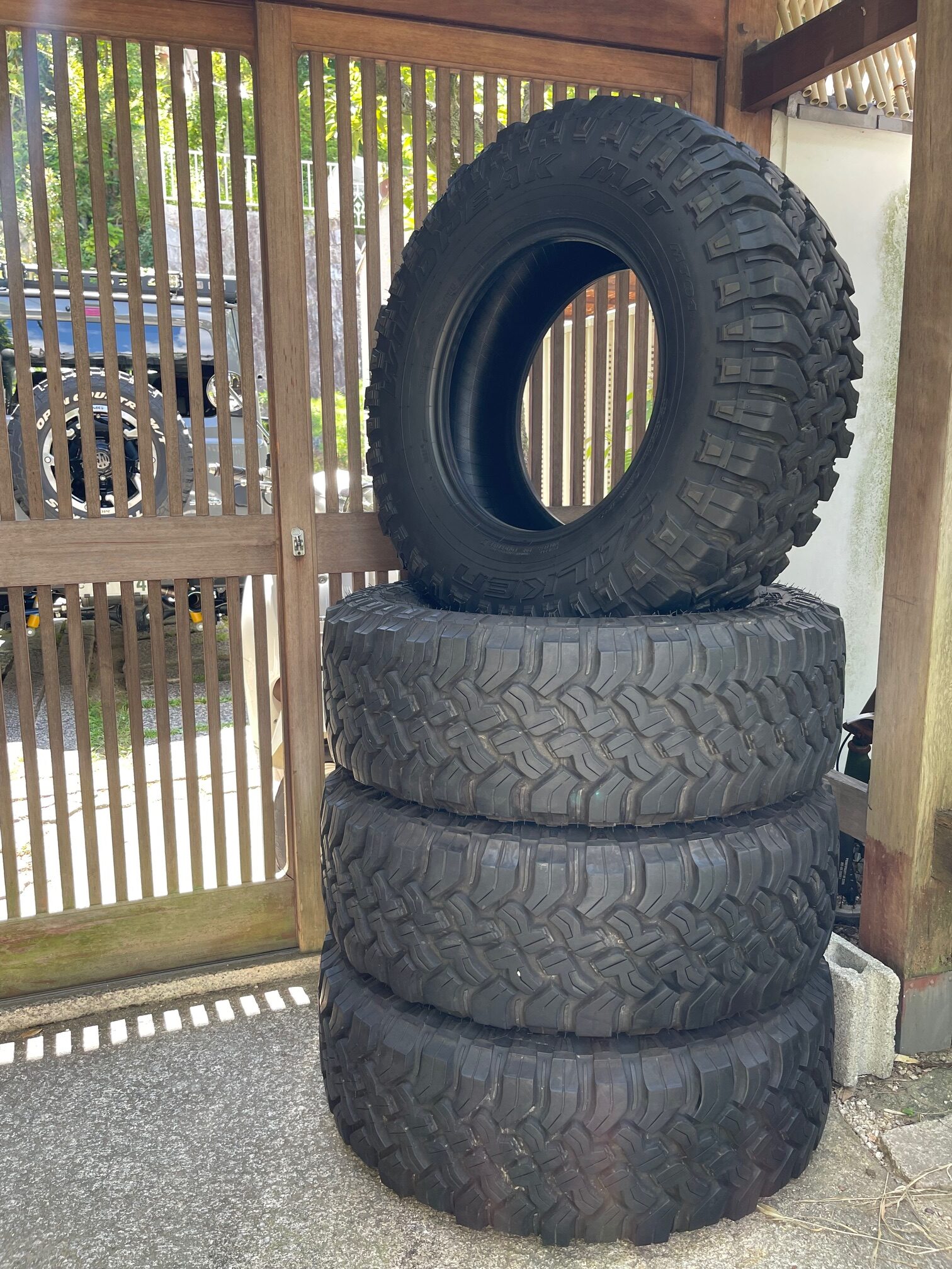 ファルケン WILD PEAK M/T MT01 LT285/70R17 中古購入　ビッグホーン UBS26GW