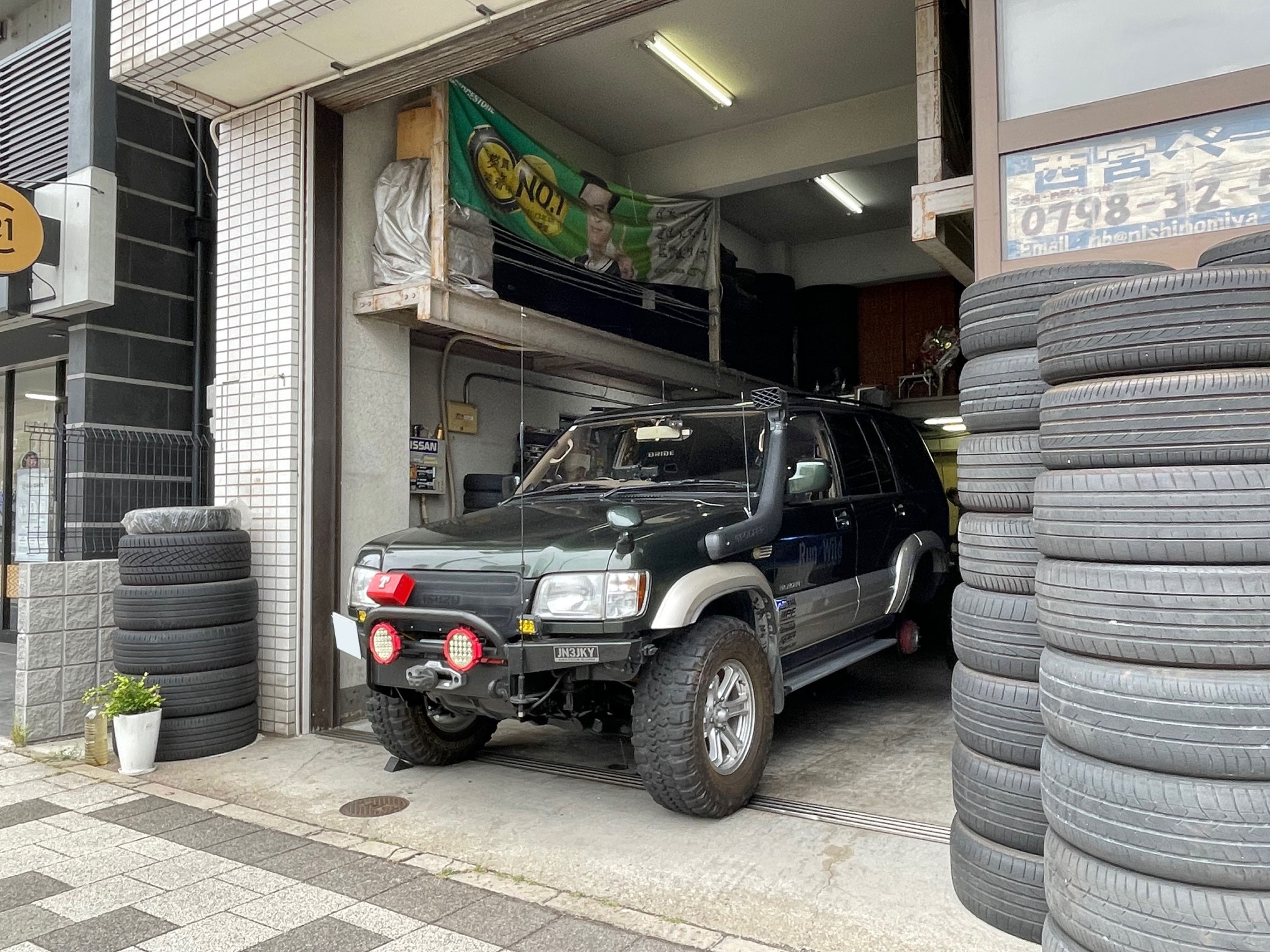 西宮ベースさんでファルケン WILD PEAK M/T MT01 LT285/70R17 持ち込みタイヤ交換 ビッグホーン UBS26GW