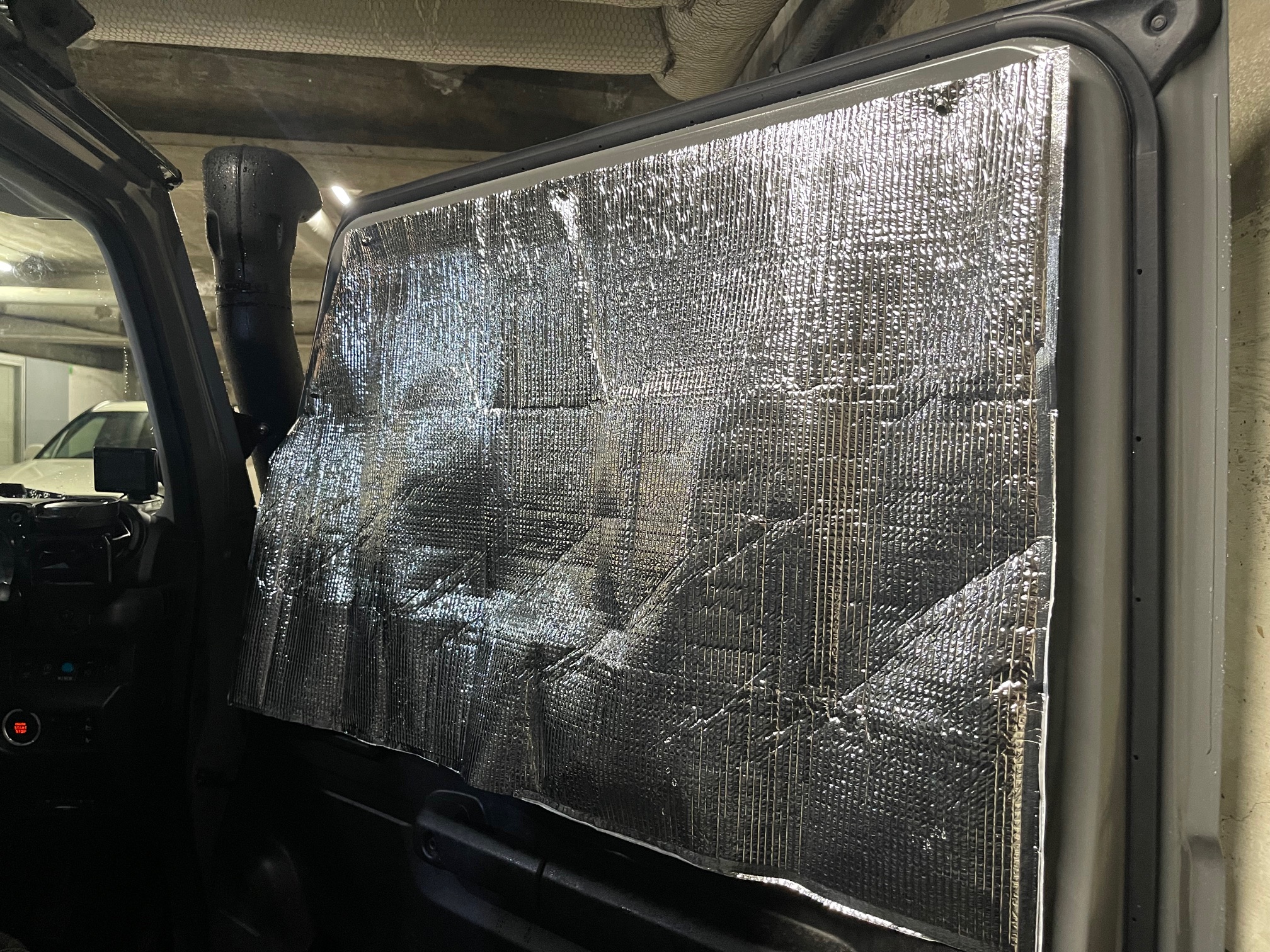 クーラーボックスの氷を守れ！　ジムニーシエラ　100均グッツで作る！300円で作る運転席サンシェード　