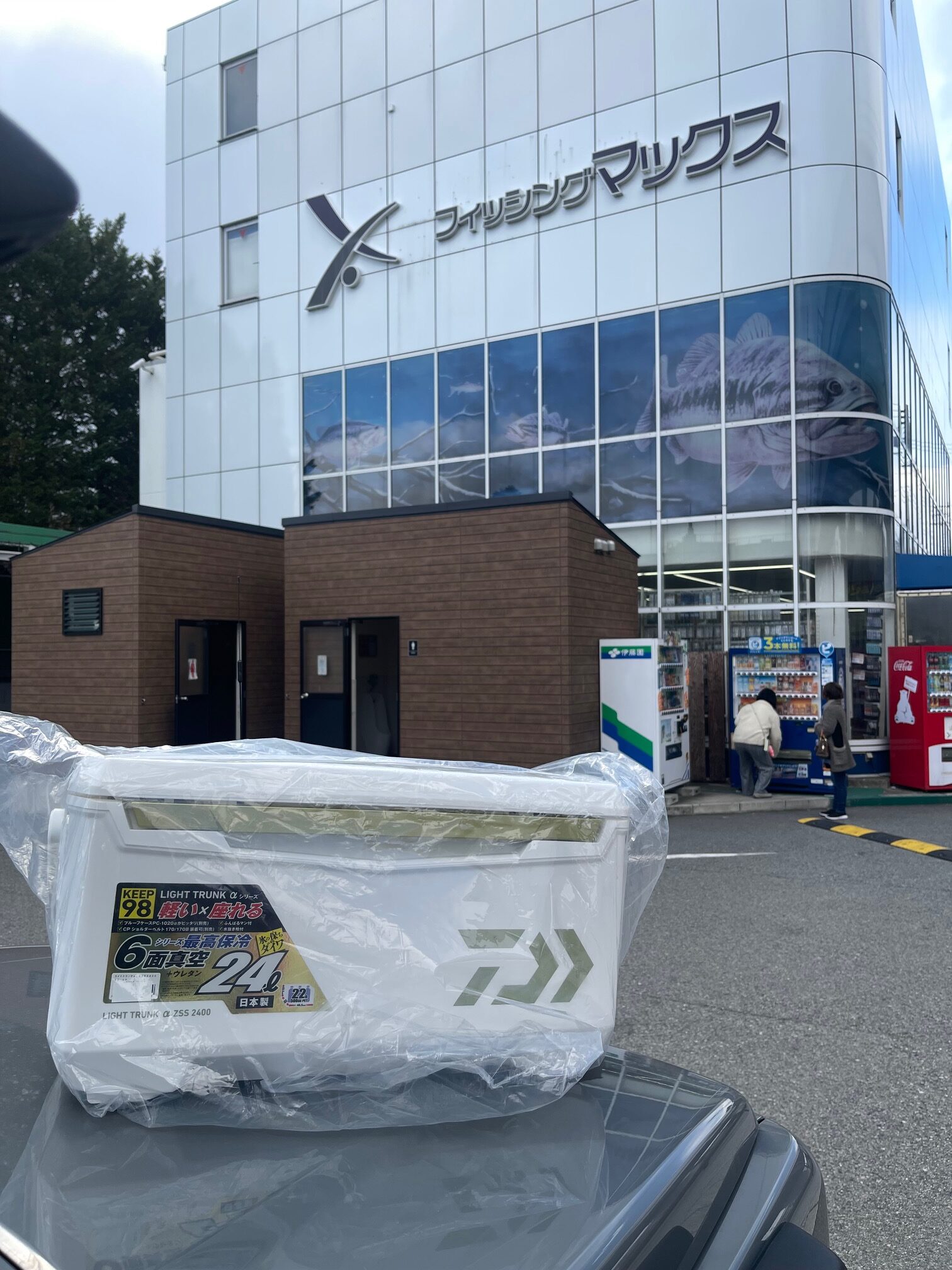 仕事始め！フィッシングマックス初売りでクーラーボックス新調！ダイワ ライトトランクα ZSS2400 6面真空パネル