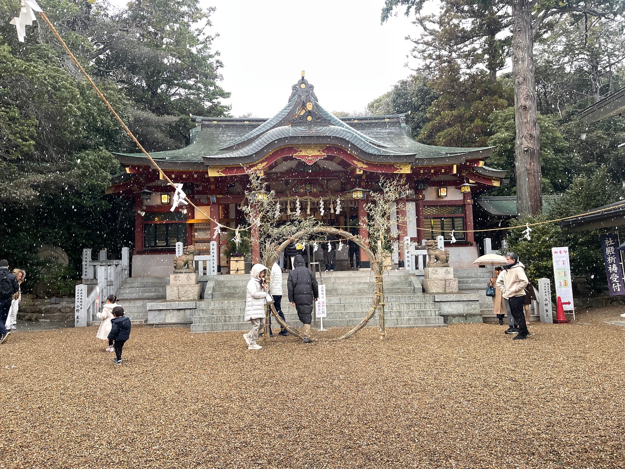 雪が降ってきたので初詣に行きました。