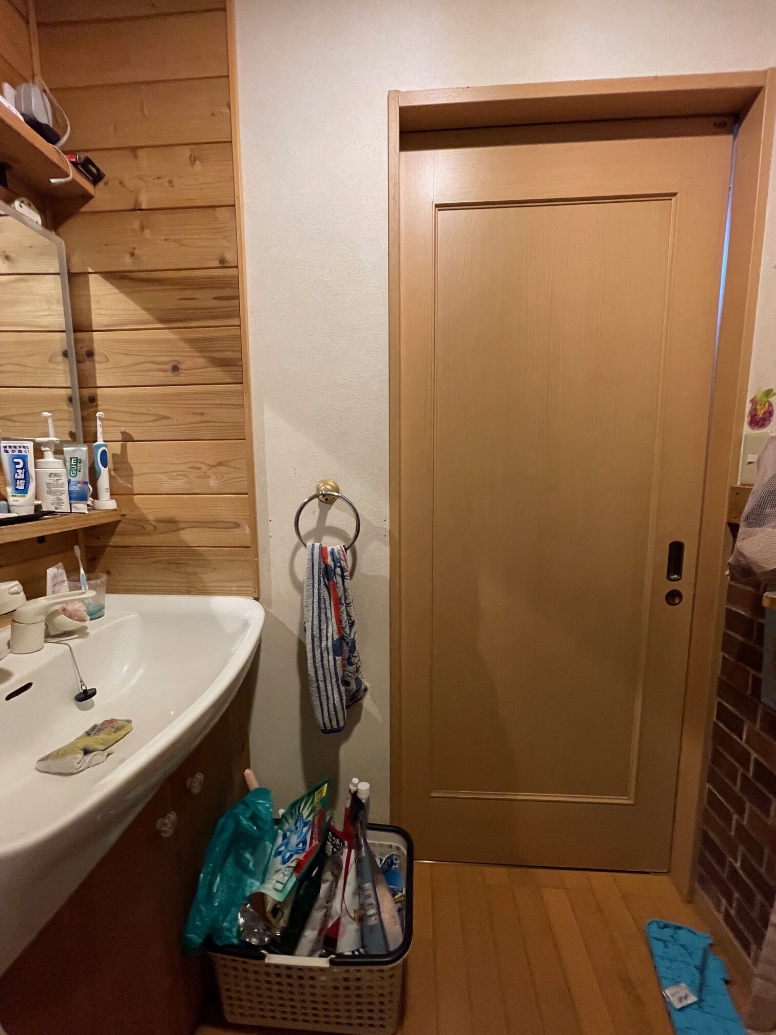 脱衣所の永大工業引戸　戸車交換とレール交換　