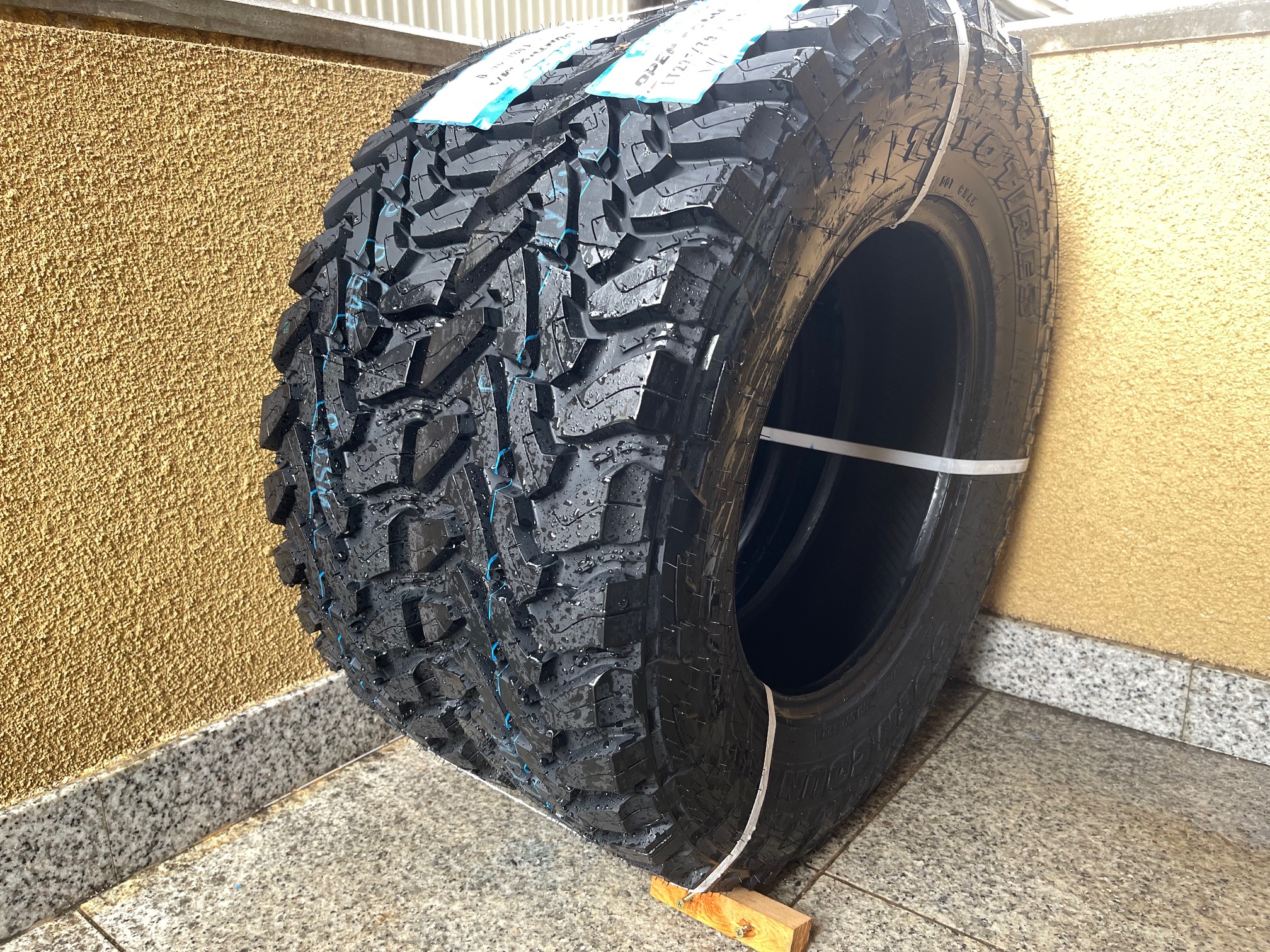 Toyo オープンカントリー 225/75R16！やっと注文したタイヤが届きました。