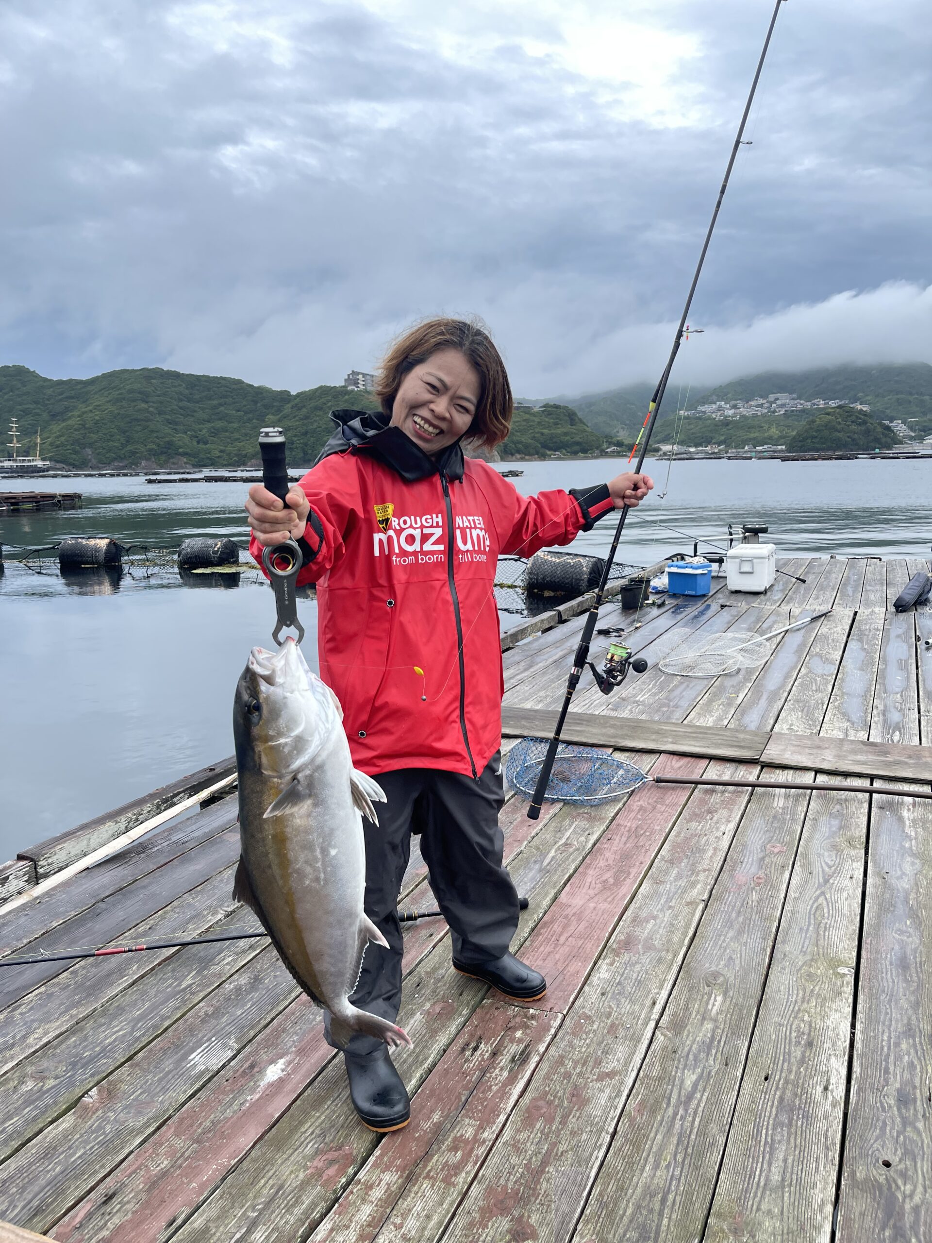 ママ、ついにデカカンパチ上げました！(^_^;)　雨の海上釣堀