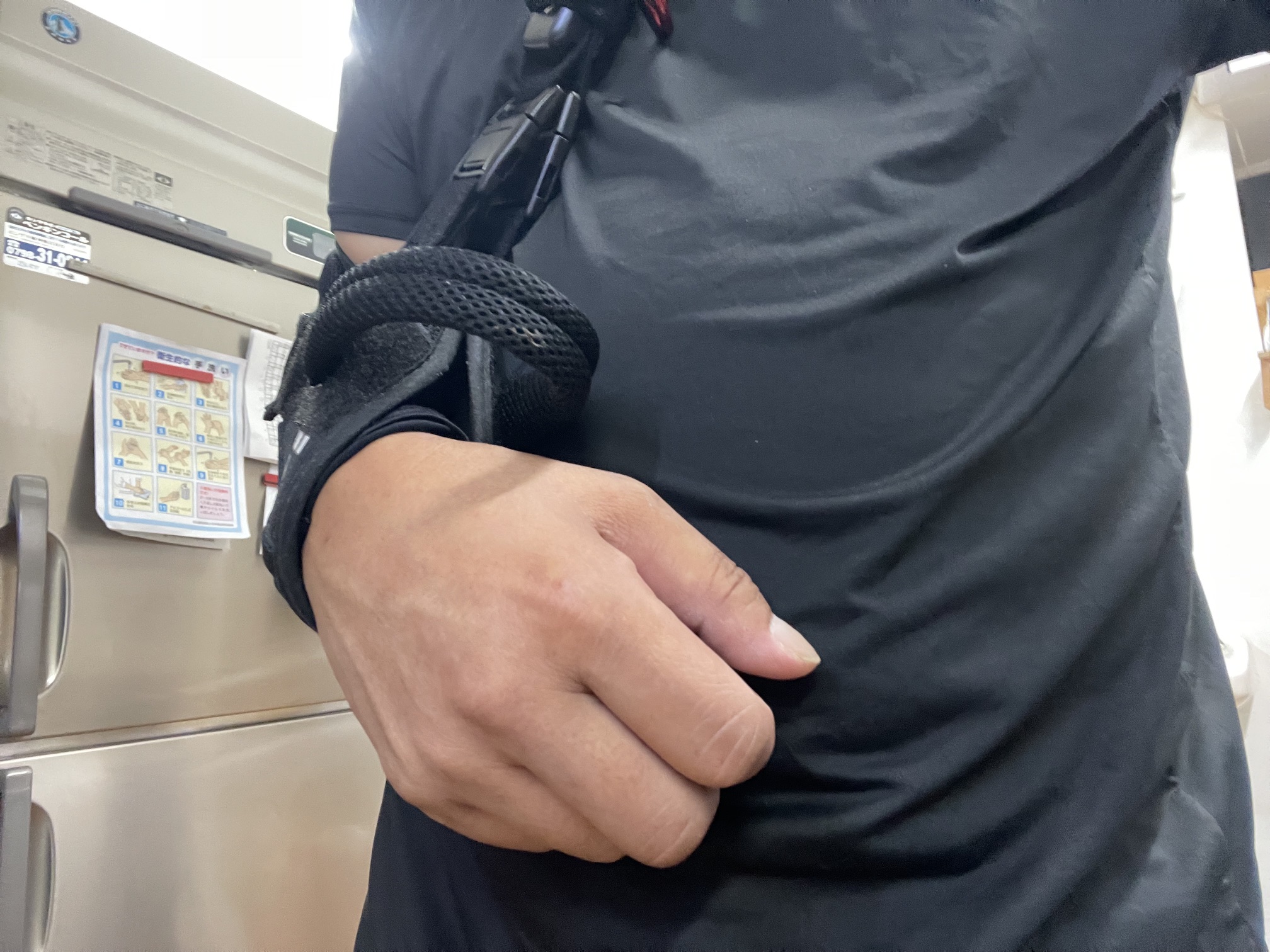 肩腱板断裂手術して3週間経ちました。　装具のクッションが取れました。