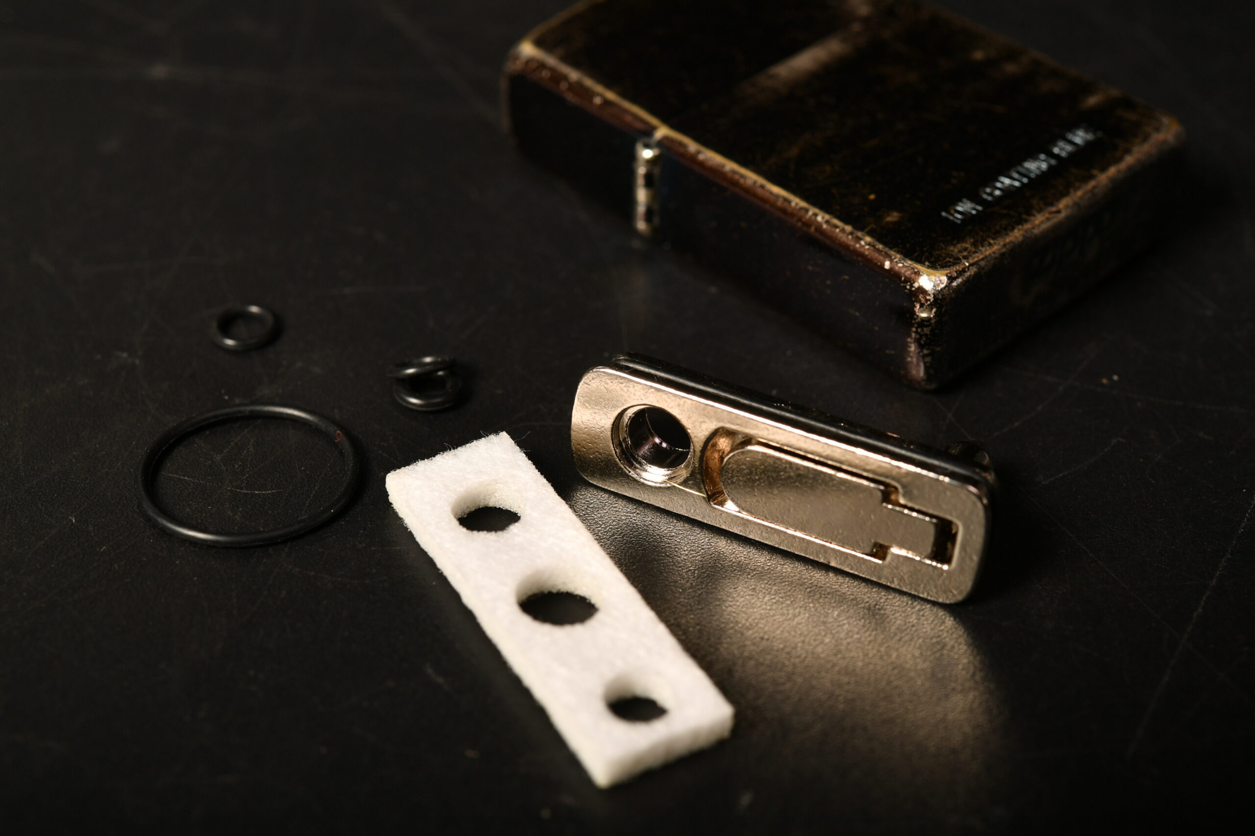 ZIPPOのオイル蒸発を防ぐ裏蓋　