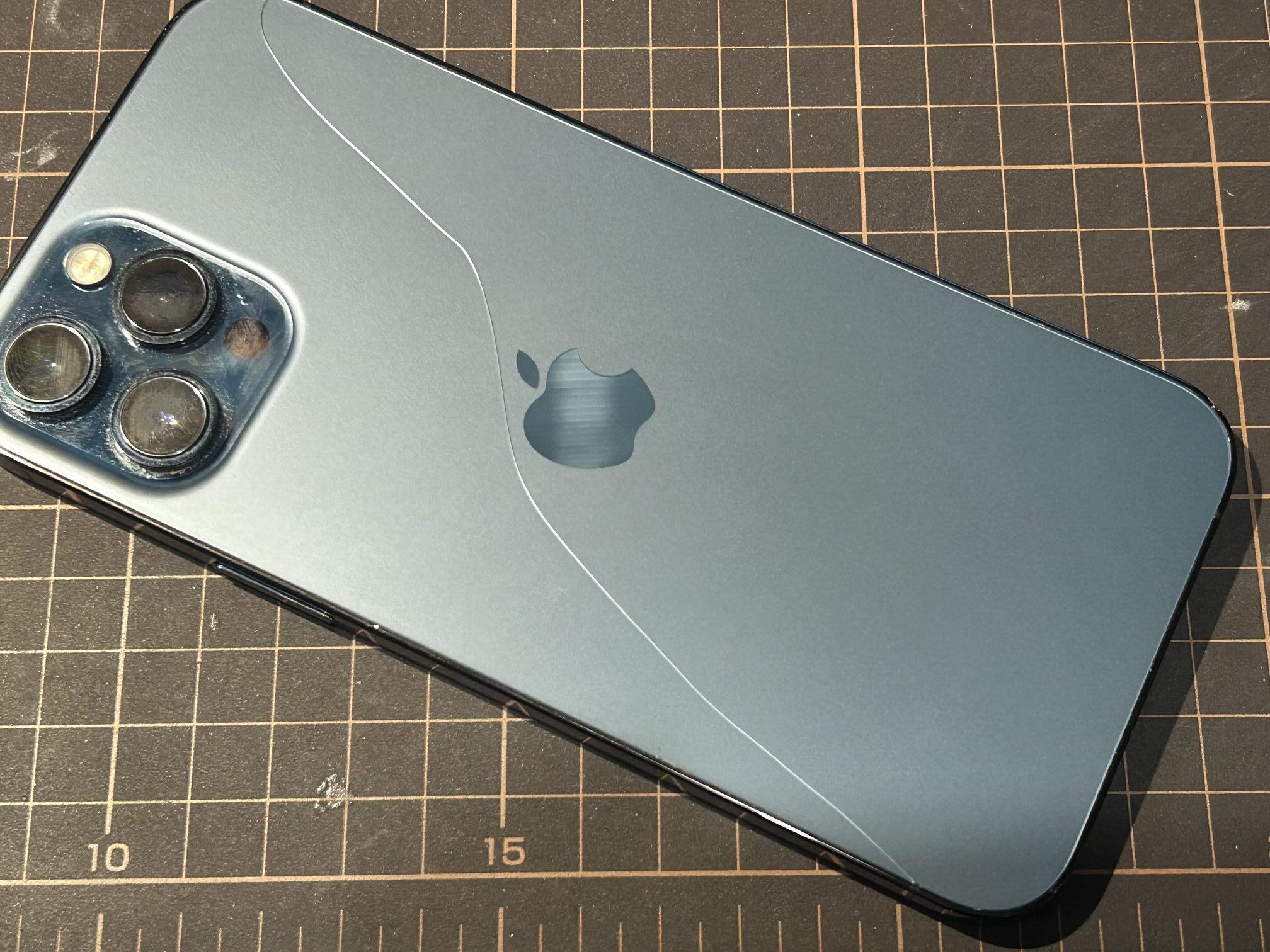 パパ愛用のiPhone12 PRO MAXがエライ事に！