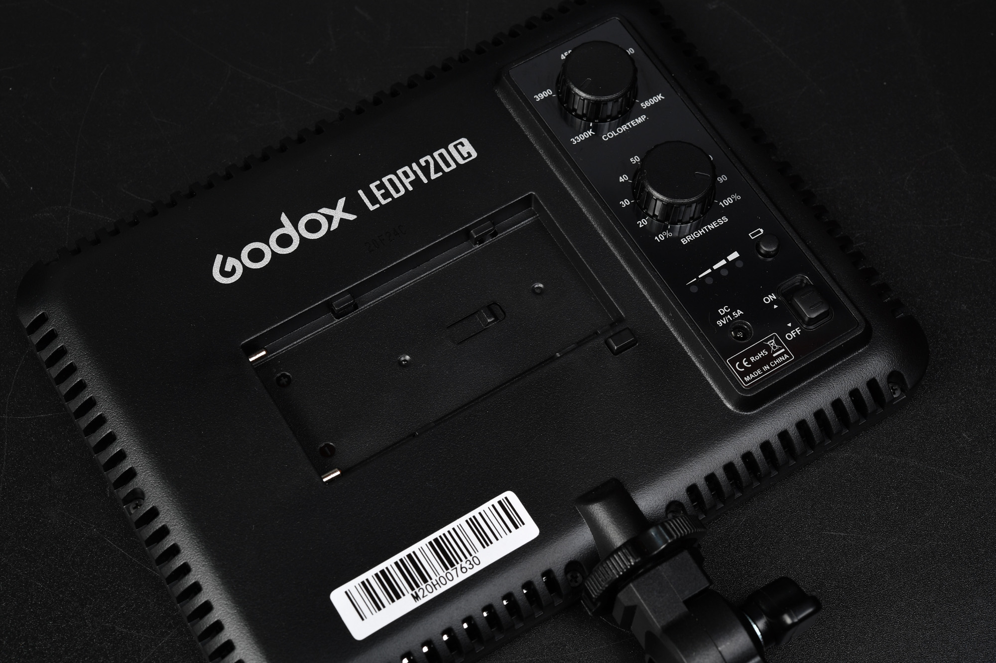 動画が撮りたくなってきました。 Godox LEDP120C LED 3300k-5600k 116LED 12W ビデオライト購入　レビュー