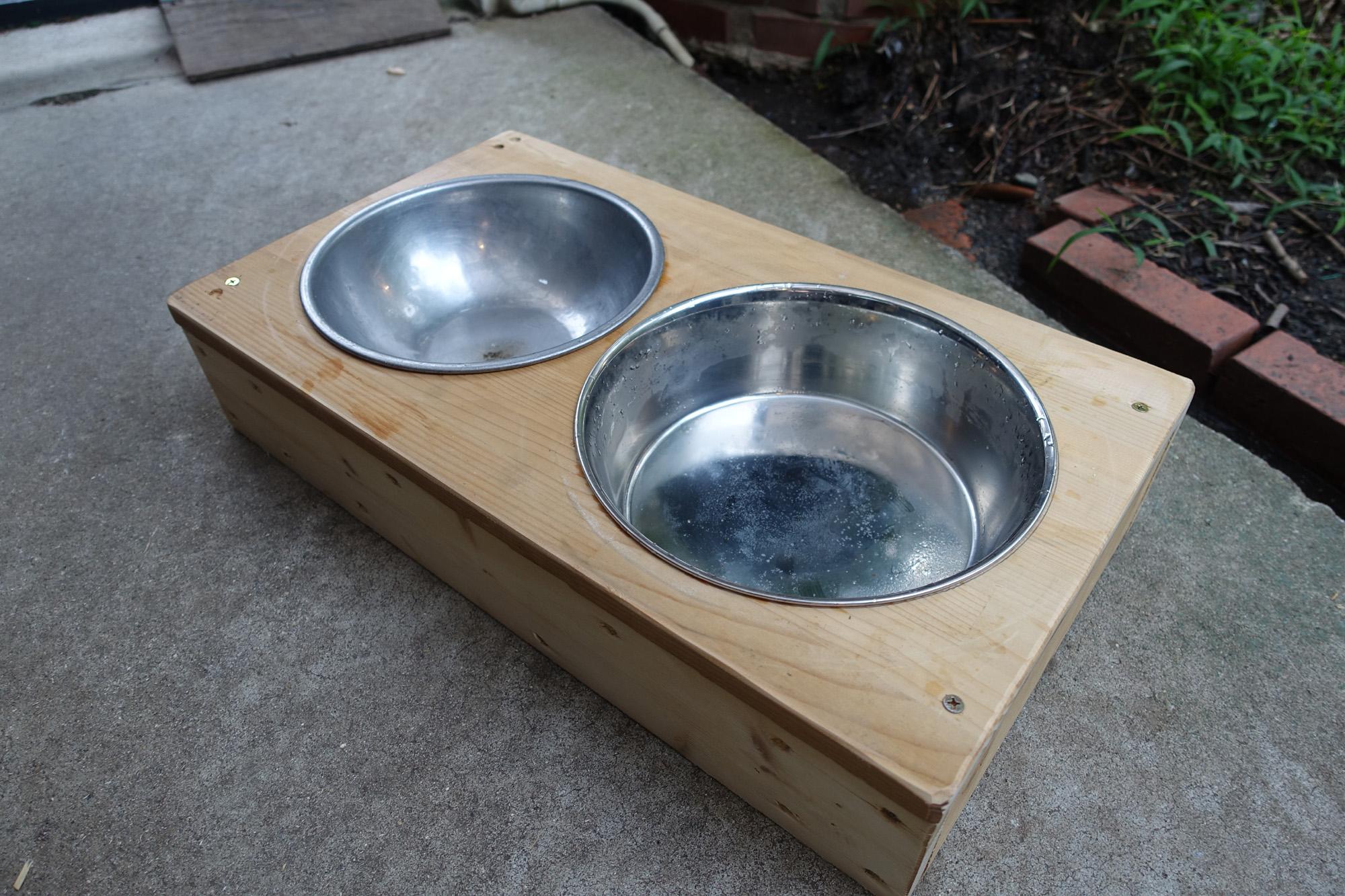 廃材利用でマロン（大型犬）のご飯入れ＆水入れの台を作りました。