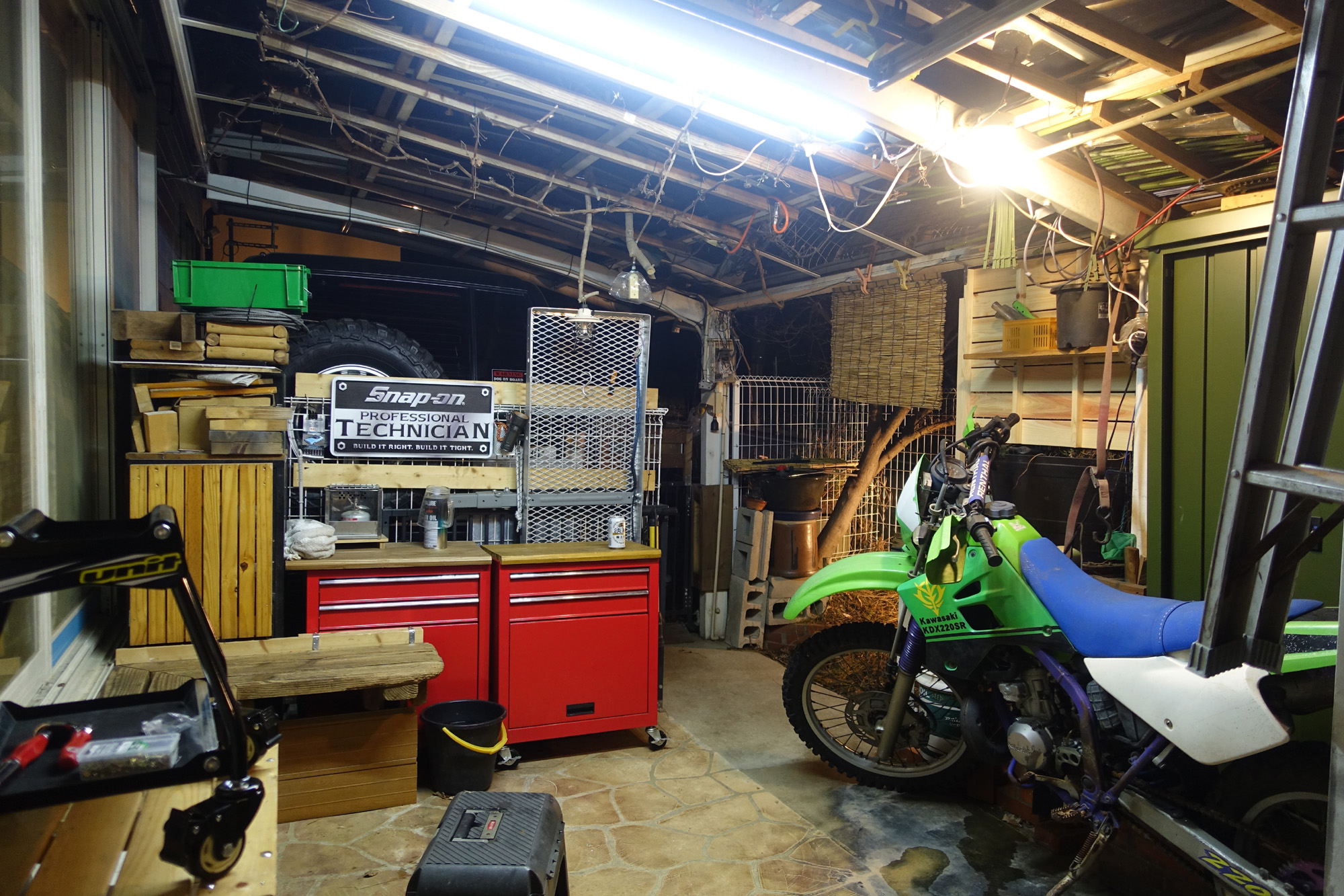 貧乏ガレージハウスに明かりを点そう～！　バイク整備の為に照明追加しました。