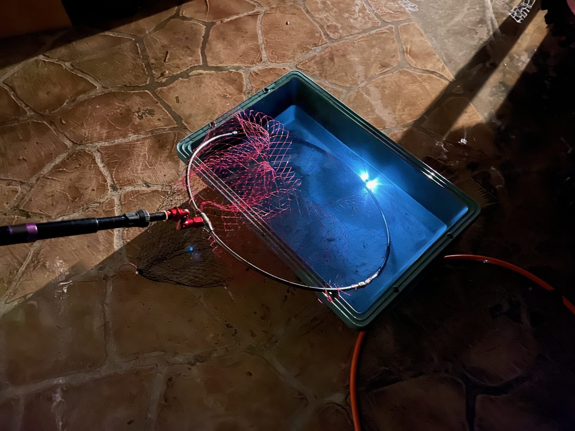 夜釣りのタモ入れにLEDライト（集魚灯）をタモフレームに付けて見ました。ルミカ　水中集魚ライト Bit(ビット