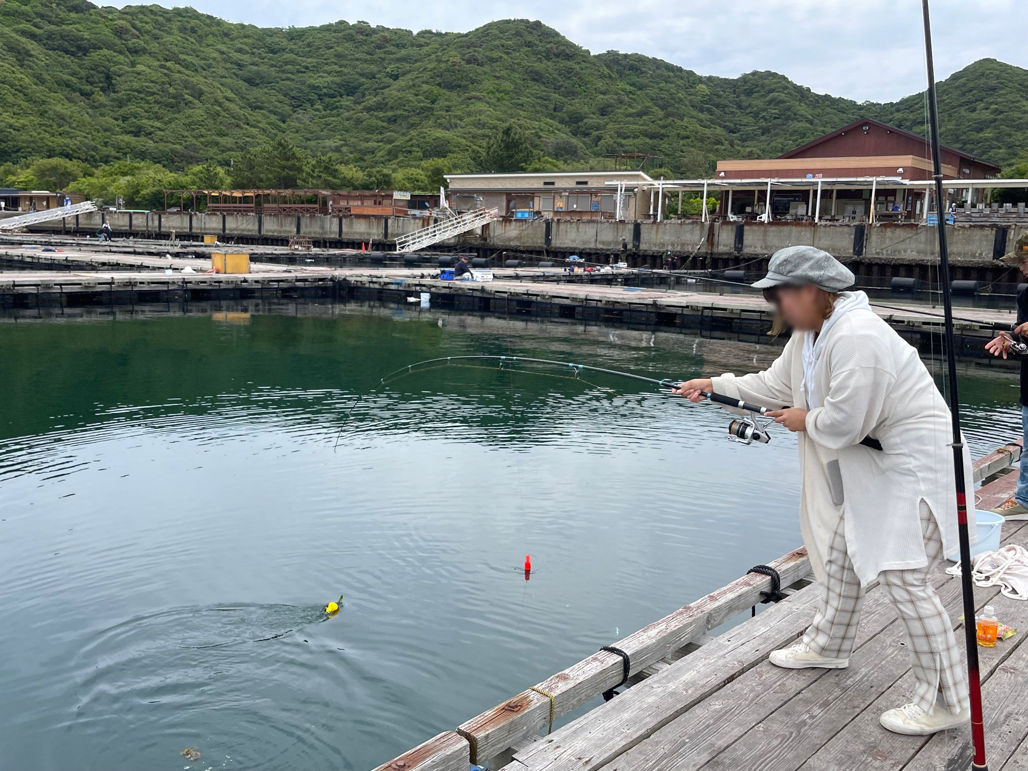 釣りガール次女、ついに海上釣堀にてバイト開始！