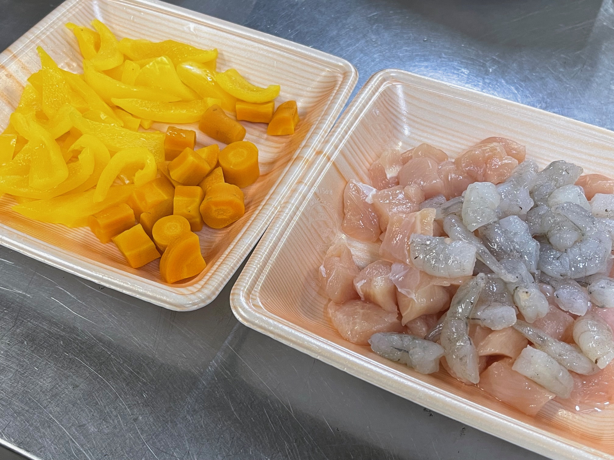 海上釣堀 餌の仕込み パプリカ2回目 人参? 定番エビとササミ 海上釣堀 餌の仕込み パプリカ2回目 人参? 定番エビとササミ