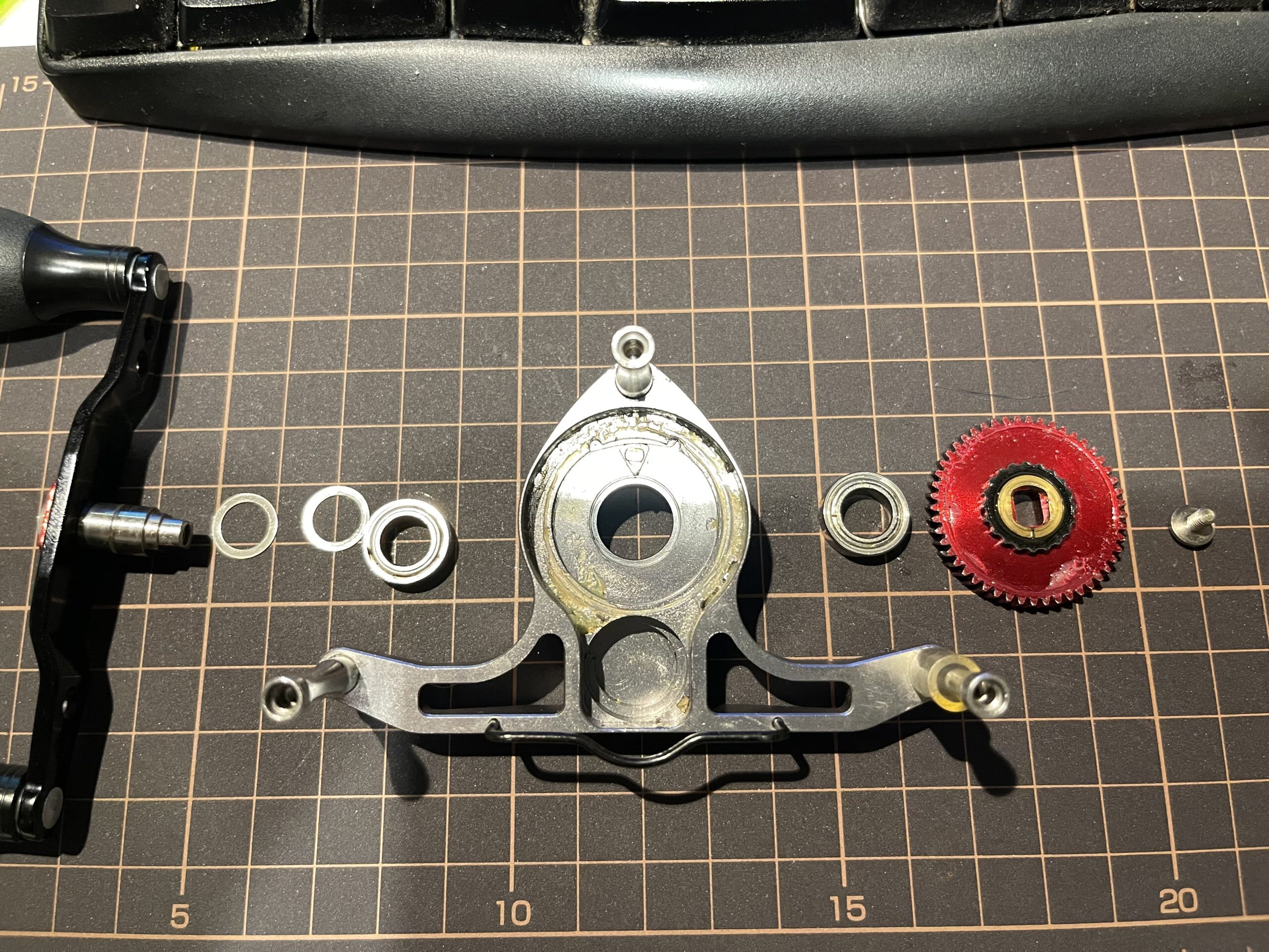 黒鯛工房 カセ筏師DEEP FORCE V80-RT　ハンドルのガタが有るのでベアリングを交換してみました。
