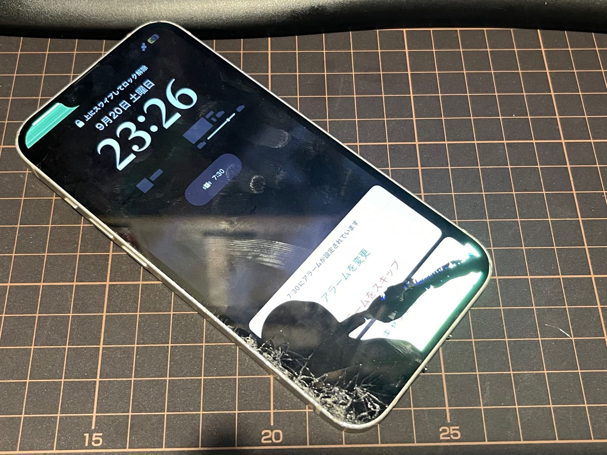 三女からバキフォン(iPhone 14)貰いました。DIY液晶交換　その１