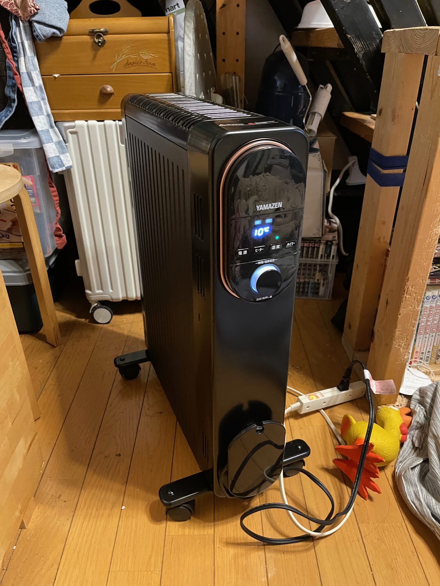 大型犬室内飼育のストーブ問題解決？オイルレスヒーター　山善 DOL-J12E(B)