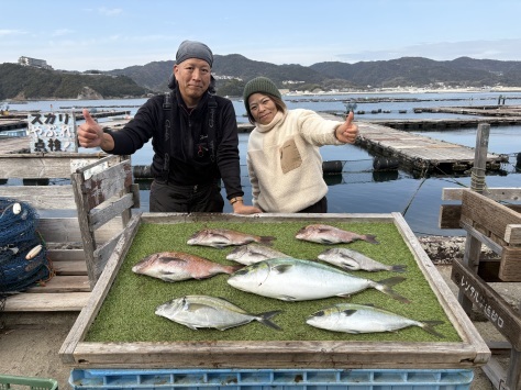 海上釣堀で真剣に餌取りのサバを釣るパパ！（笑）