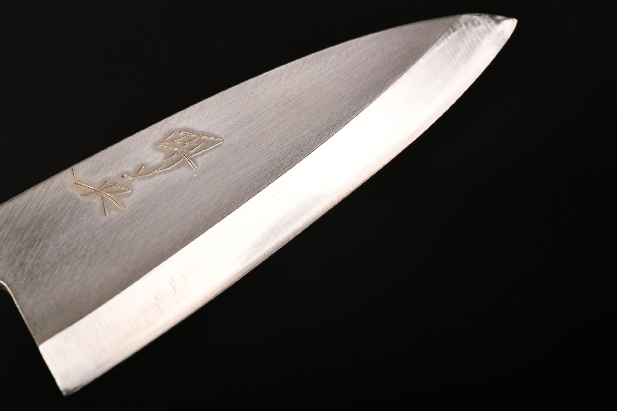 仕事場で昼休みに出刃を研ぐ。