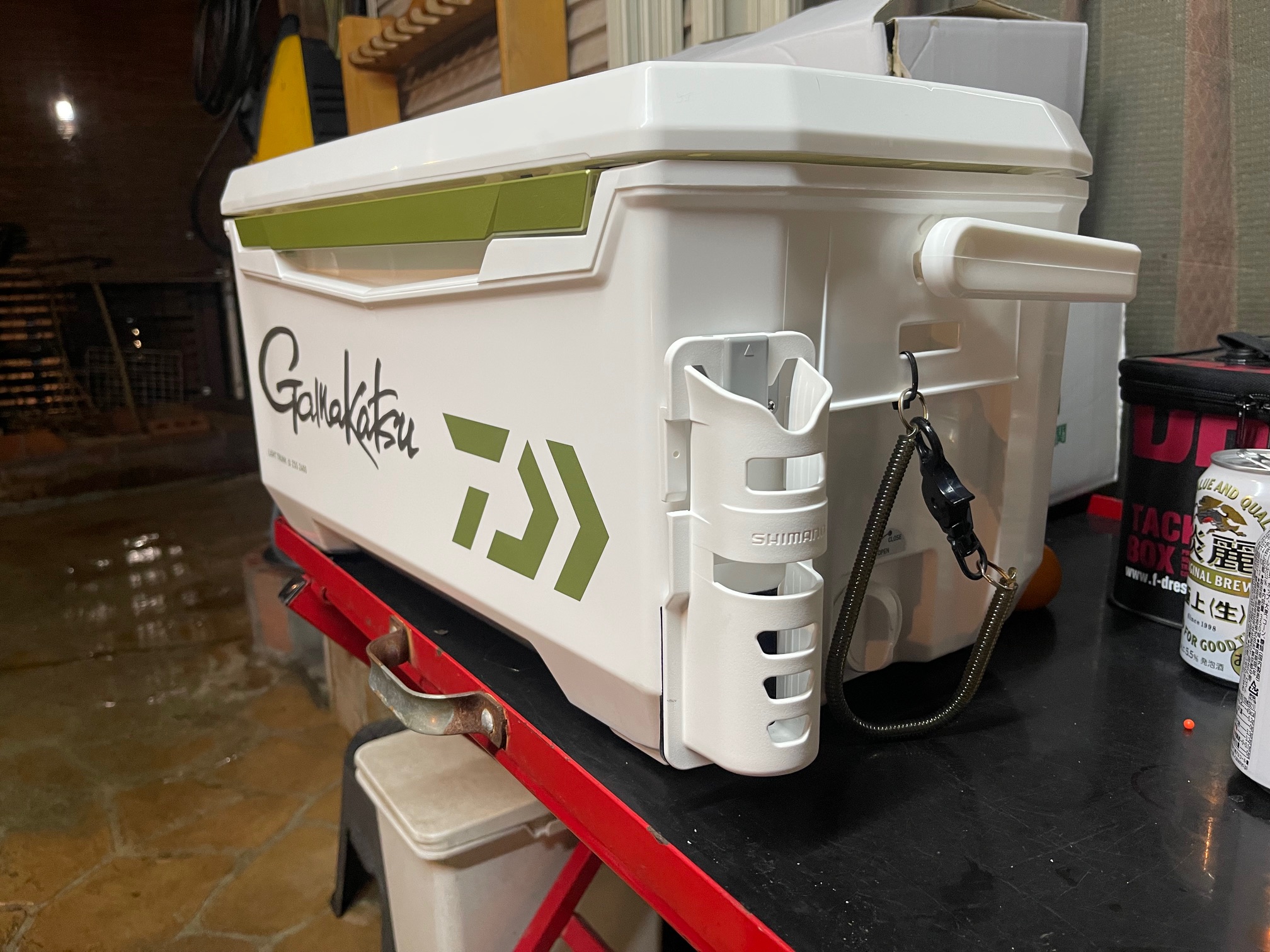 ダイワ　ライトトランクα ZSS2400 6面真空パネルクーラーに穴開けして竿立て付けました。