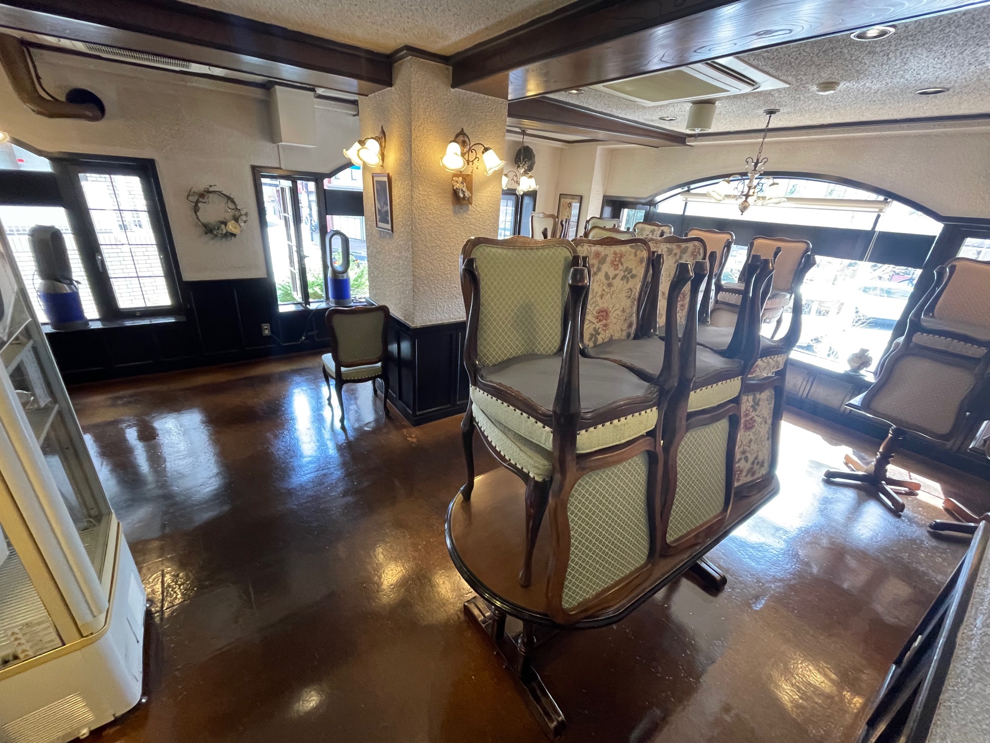 今日は、釣り休み！午前中は、店のワックスをかけました。