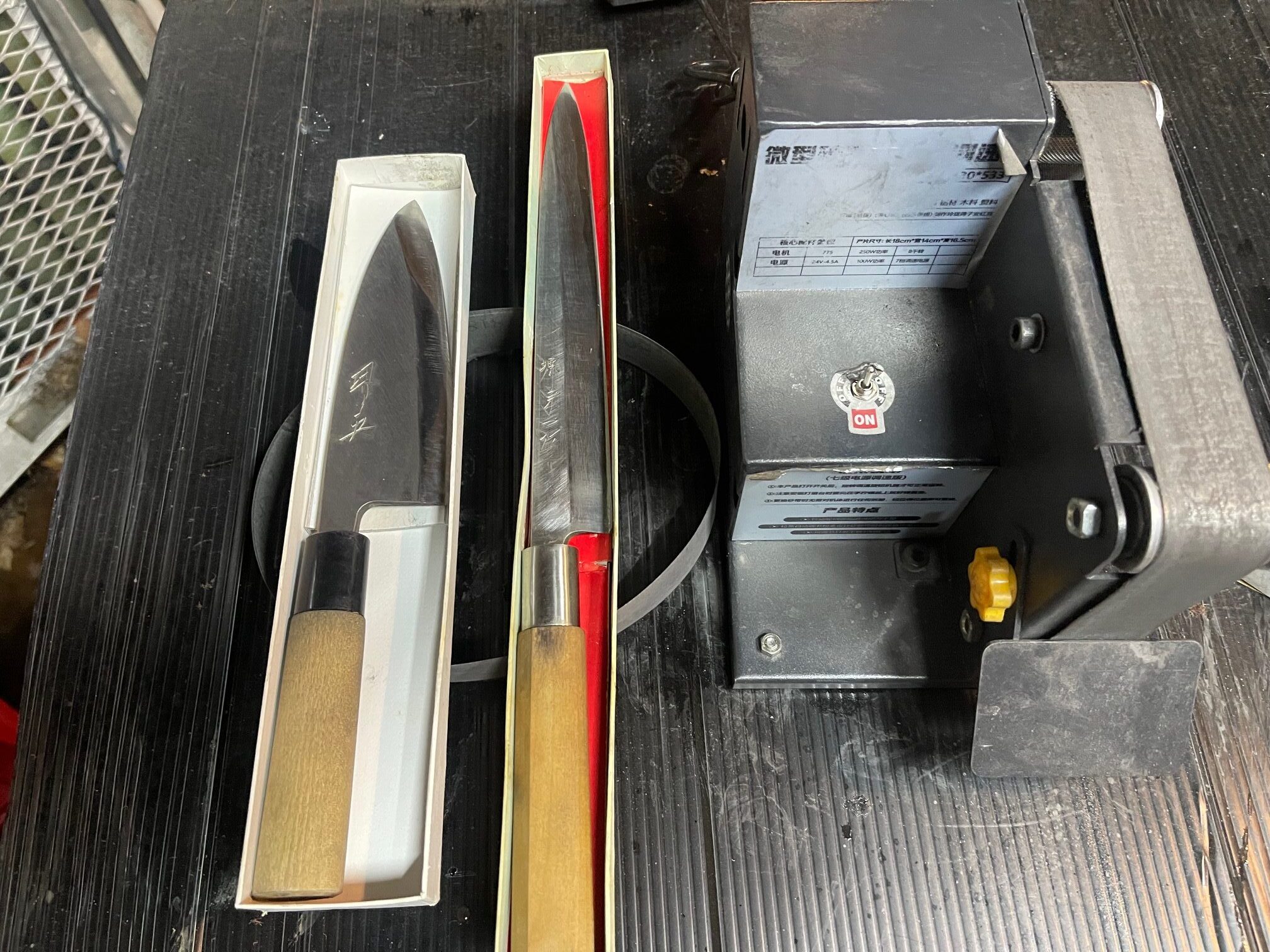 帰宅しても包丁（中出刃と柳刃）を研ぎます。
