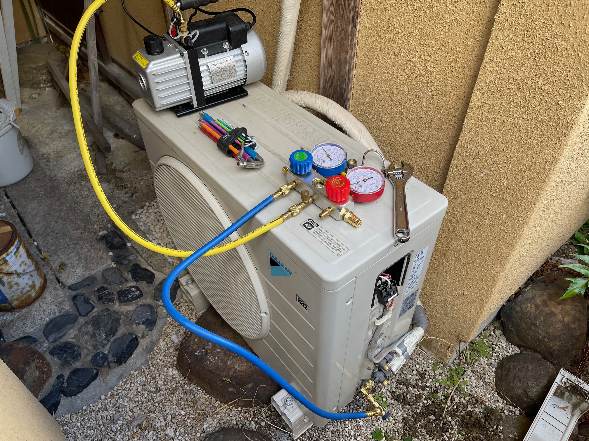 仕事場のエアコンをパワーアップ計画！　その2　既存のエアコン、ポンプダウン。