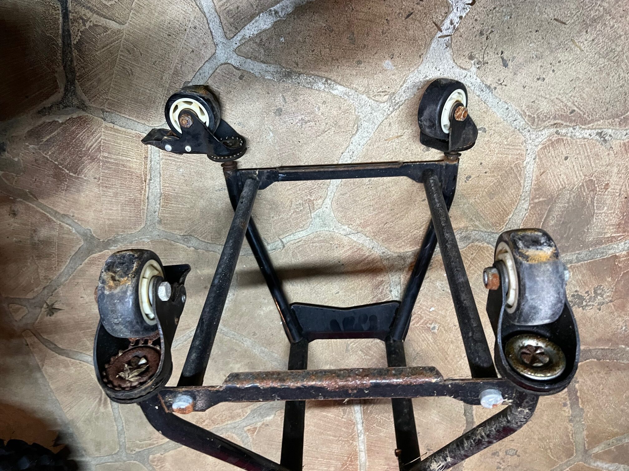 UNIT（ユニット）オフロード車用 ドリースタンドのキャスターがサビサビ！(*_*)