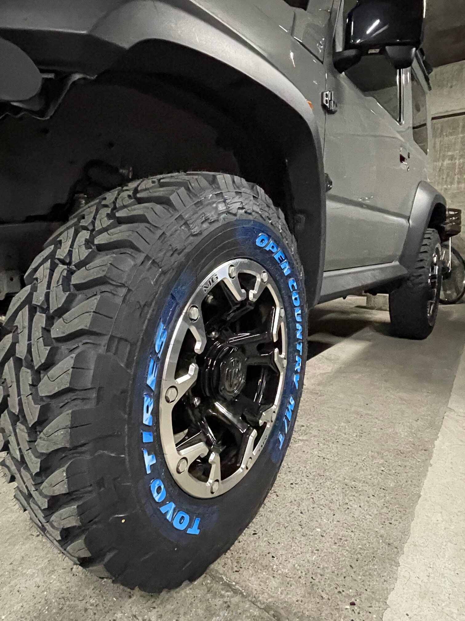 ジムニーシエラ JB74W フロントだけタイヤ交換しました。 オープンカントリーMT 225/75R16 西宮ベースでタイヤ交換 ジムニーシエラ JB74W フロントだけタイヤ交換しました。 オープンカントリーMT 225/75R16 西宮ベースでタイヤ交換