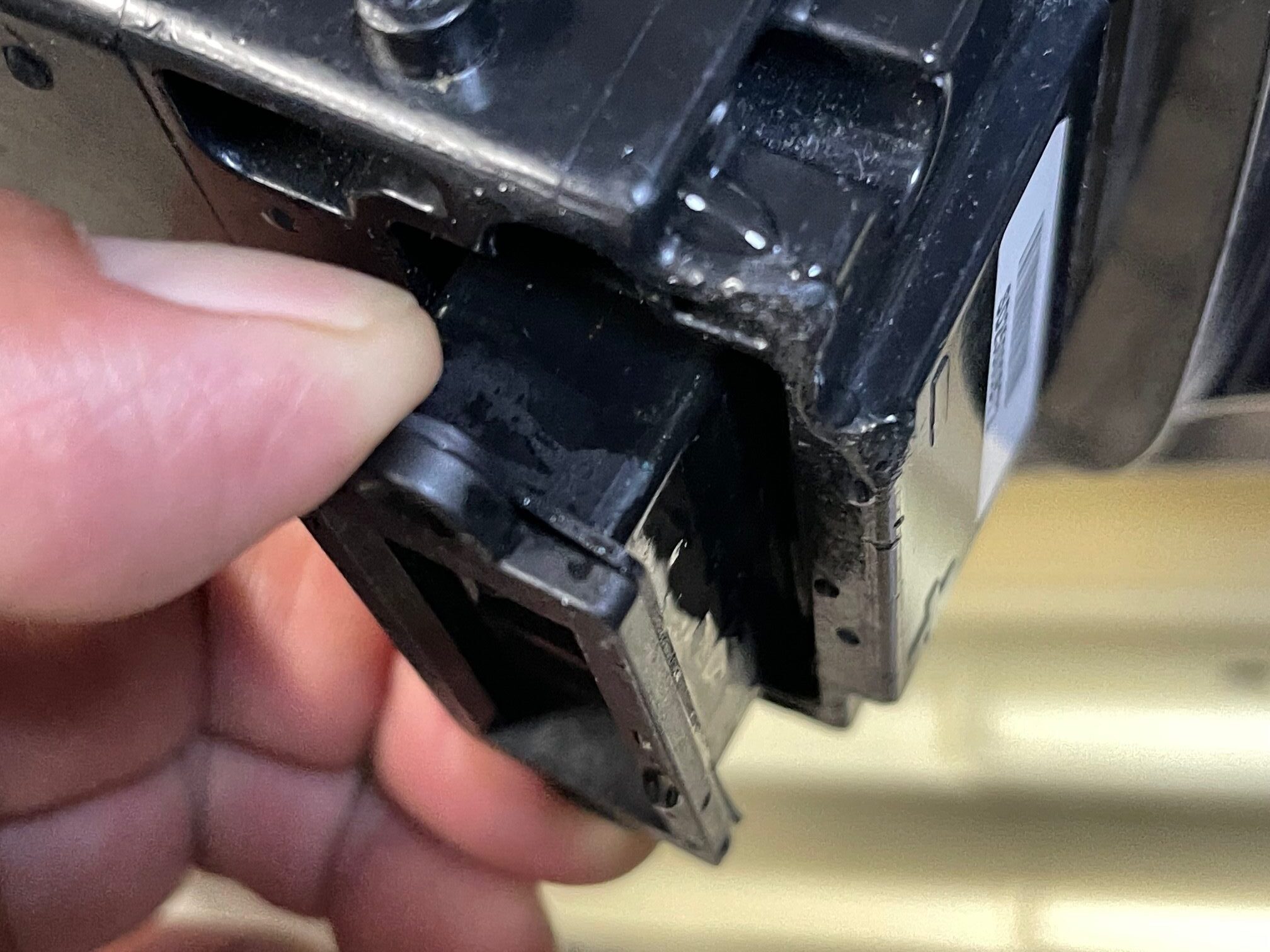 ブリジストン電動アシスト自転車　バッテリーから水が大量に出てきた。(*_*)　アシスタファイン