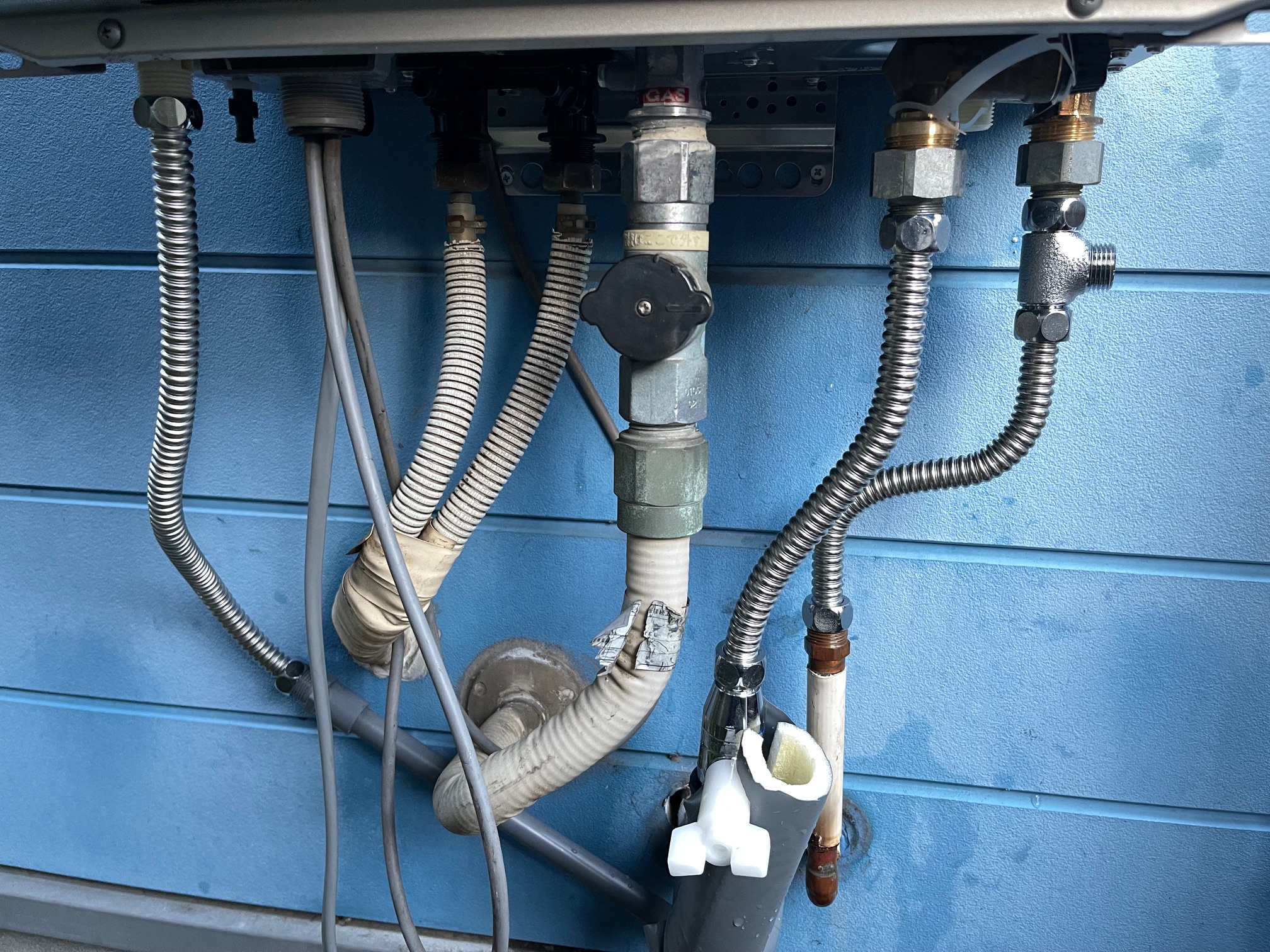 配管巻きと外でお湯を使う為に給湯器から蛇口増設。